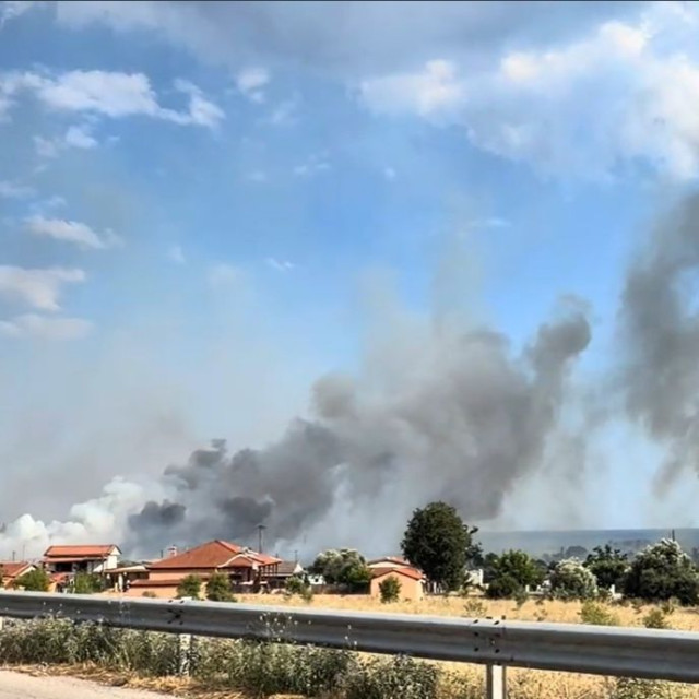 Φωτιά στη Νέα Καλλικράτεια Χαλκιδικής: Μήνυμα από το 112 για εκκένωση δύο οικισμών