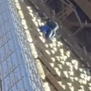 Πανικός στο Παρίσι: Άνδρας προσπάθησε να σκαρφαλώσει στον Πύργο του Άιφελ και συνελήφθη