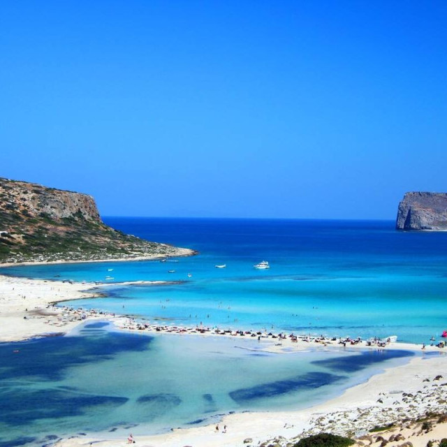Κρήτη: Ναυαγοσώστης έσωσε από πνιγμό 10χρονο αγόρι στον Μπάλο