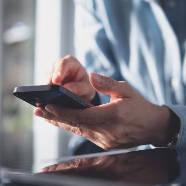 Voucher έως 70 ευρώ για smartphone: Ποιοι είναι οι δικαιούχοι - Πώς θα το πάρετε