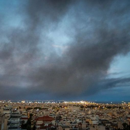 Φωτιά στο Ωραιόκαστρο: «Μην κυκλοφορείτε χωρίς μάσκα» - Σύσταση Σαρηγιάννη για το τοξικό νέφος