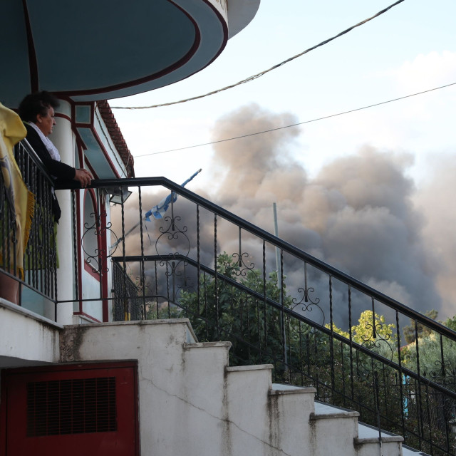 Ωραιόκαστρο: Μάχη με τις φλόγες και το τοξικό νέφος - Ισχυρές δυνάμεις επιχειρούν στο μέτωπο