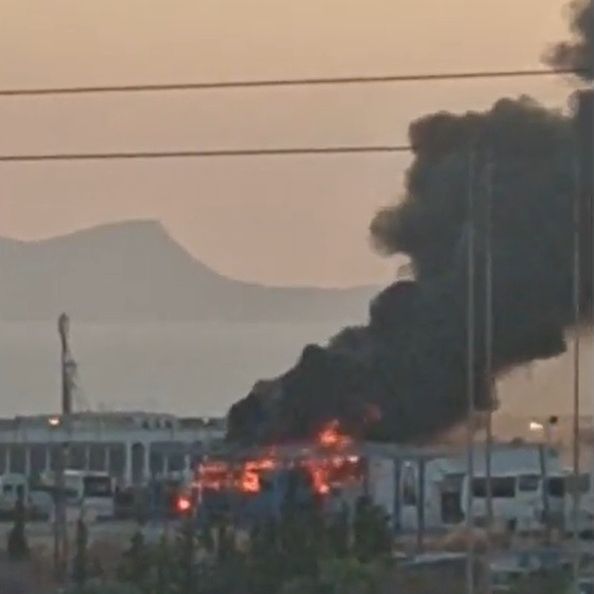 Ηράκλειο: Φωτιά κοντά στο αεροδρόμιο - Κάηκε ολοσχερώς λεωφορείο (Βίντεο)
