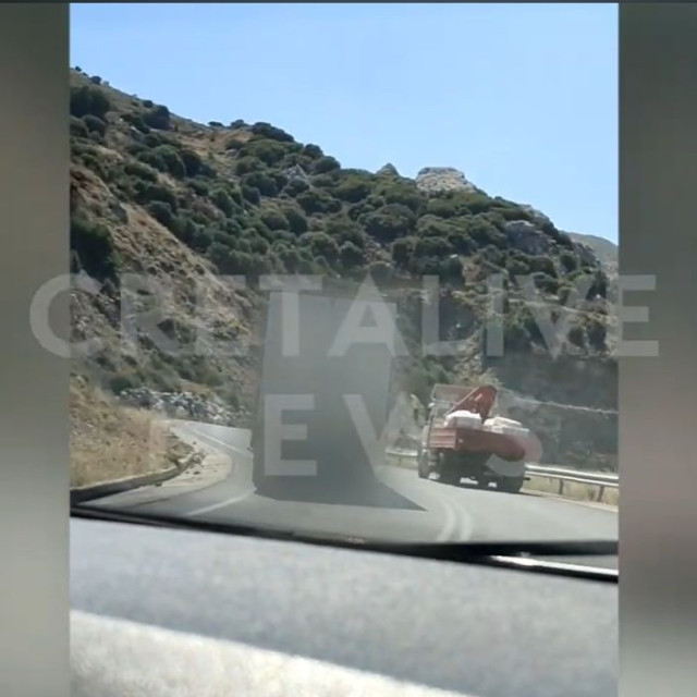 Ηράκλειο: Νταλίκα κάνει παράνομη προσπέραση πάνω σε στροφή - Δείτε βίντεο