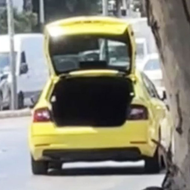 Οδηγός ταξί κατέβασε πελάτες κι έφυγε με ανοιχτό πορτμπαγκάζ για να μην φανεί η πινακίδα