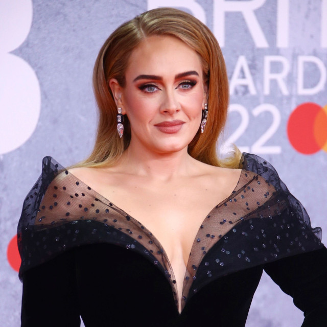Σχεδόν αγνώριστη η Adele: Σπάνια δημόσια εμφάνιση στο Βρετανικό Grand Prix