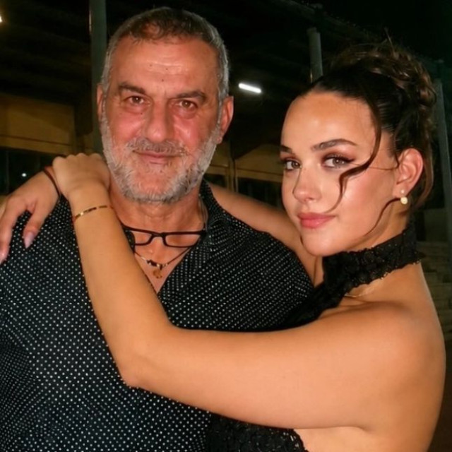 Βικτώρια Δέλλα: Αποφοίτησε με τον πατέρα της στο πλευρό της - «Μαμά μου, σε ένιωθα δίπλα μου»