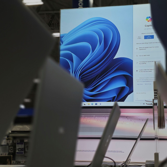Η Microsoft απέλυσε το 2% του εργατικού δυναμικού της λόγω της τεχνητής νοημοσύνης