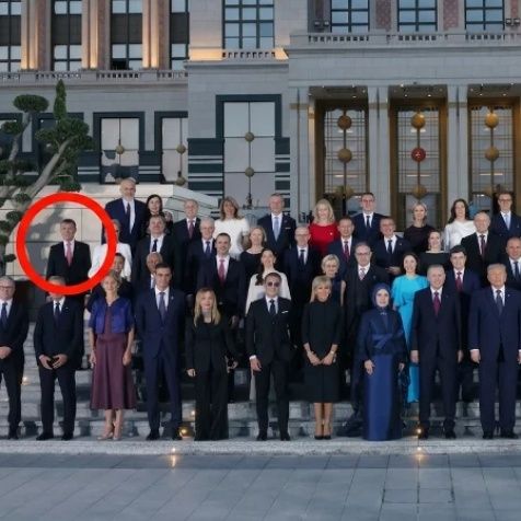 Το παράδοξο της συνόδου κορυφής του ΝΑΤΟ - Δύο ηγέτες, μία χώρα και μια φωτογραφία