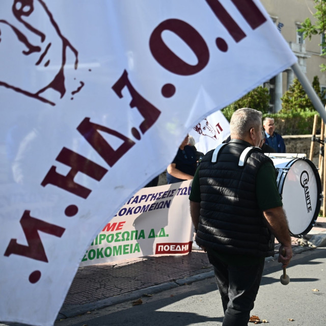ΠΟΕΔΗΝ: Στάση εργασίας στις 14 Ιουλίου ενάντια στην άρση της μονιμότητας των δημοσιών υπαλλήλων