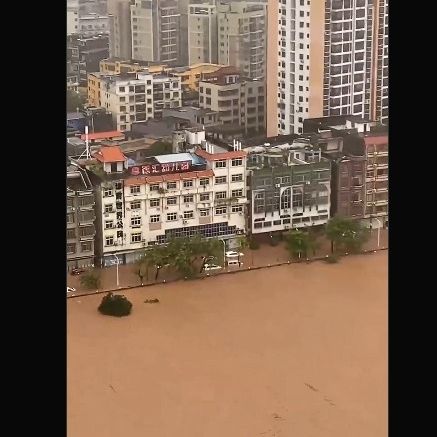 «Βιβλικές» εικόνες στην Κίνα από τις πλημμύρες - Νεκροί, καταστροφές και φίδια στους δρόμους
