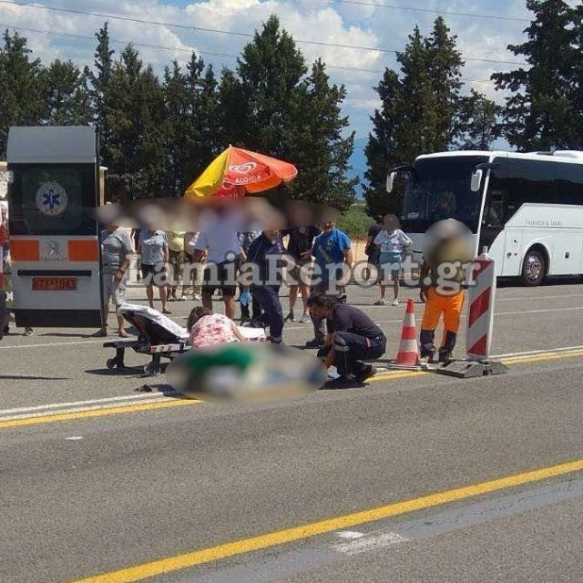 Σοβαρό τροχαίο στις Θερμοπύλες: Αυτοκίνητο παρέσυρε τουρίστρια μπροστά από το άγαλμα του Λεωνίδα