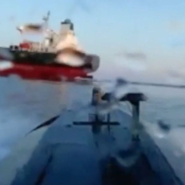 Μαύρη Θάλασσα: Η στιγμή που ουκρανικό USV χτυπά ρωσικό τάνκερ - Βίντεο