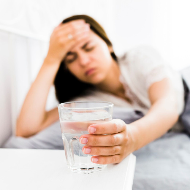Γιατί η Gen Z «διαφημίζει» τα hangover της: Μαύροι κύκλοι και πονοκέφαλοι σε TikTok και Instagram