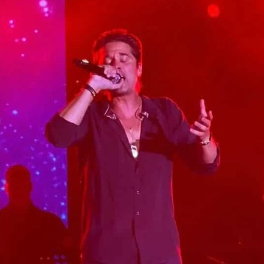 Εκνευρίστηκε επί σκηνής ο Νίκος Οικονομόπουλος: «Πάρτε τα όλα, δεν τα θέλω» -Πέταξε τα ακουστικά του