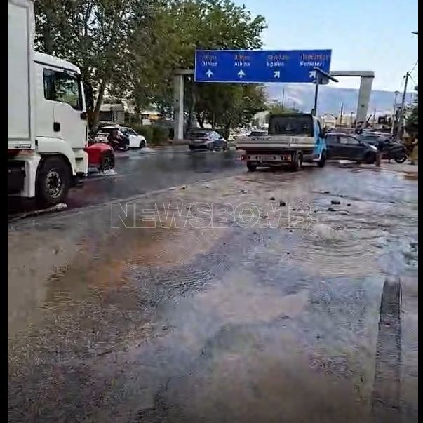 Αιγάλεω: Βλάβη σε αγωγό νερού - Πλημμύρισε η λεωφόρος Αθηνών