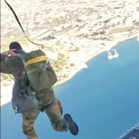 «Τιμή η κλήση, καθήκον η ανταπόκριση»: Ο Μπακογιάννης έκανε διπλό άλμα με αλεξίπτωτο - Βίντεο