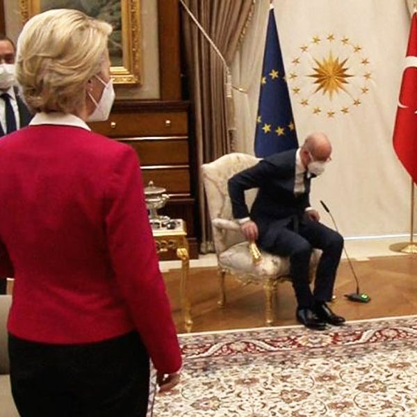 Τώρα βρέθηκε καρέκλα για την Ούρσουλα δίπλα στον Ερντογάν: Το ευχαριστώ από την πρόεδρο της Κομισιόν