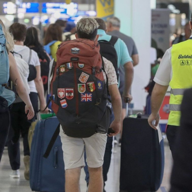 Χάος στο αεροδρόμιο της Ζακύνθου - Εκατοντάδες τουρίστες στην αναμονή, δείτε βίντεο