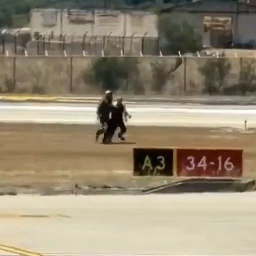 Ζάκυνθος: Η στιγμή που ο πιλότος απομακρύνεται από το φλεγόμενο F-16