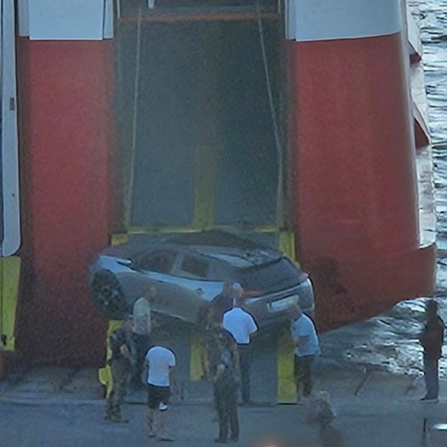 Απρόοπτο περιστατικό στο λιμάνι της Ραφήνας: Σφήνωσε το αυτοκίνητό του στον καταπέλτη του πλοίου
