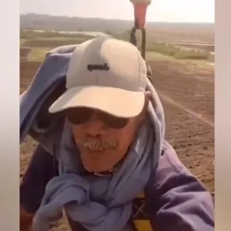 Ινδονησία: Αγρότης έγινε viral χρησιμοποιώντας drone για... μεταφορικό μέσο