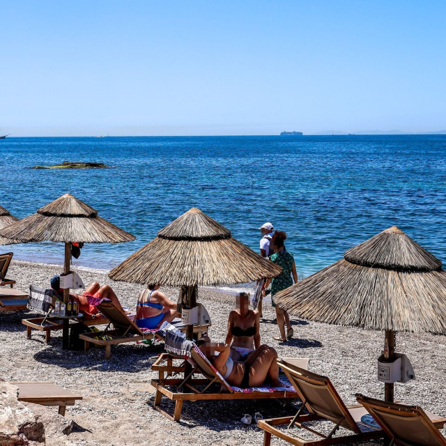Απλησίαστες οι οργανωμένες παραλίες στην Αττική: Πάνω από €100 το κόστος για μια ημέρα στη θάλασσα
