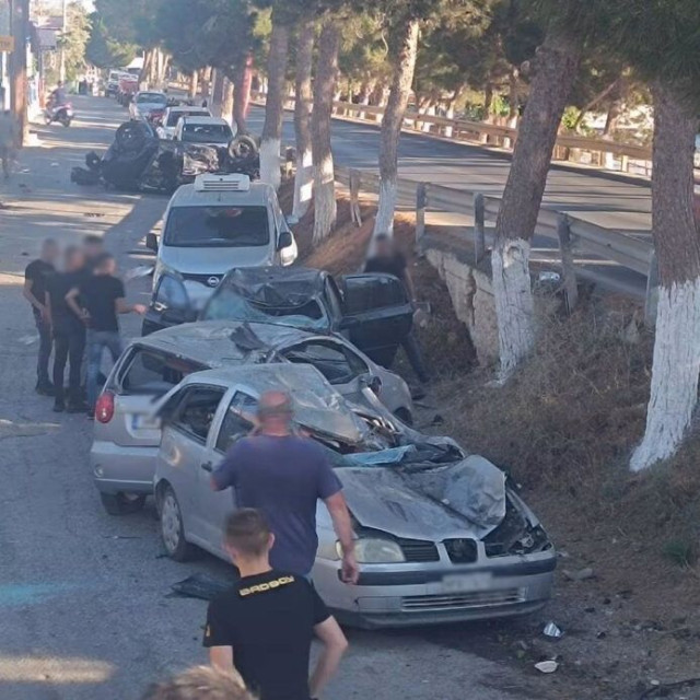 Τρελή πορεία αυτοκινήτου στο Ηράκλειο, διέλυσε σταθμευμένα ΙΧ και αναποδογύρισε στη μέση του δρόμου