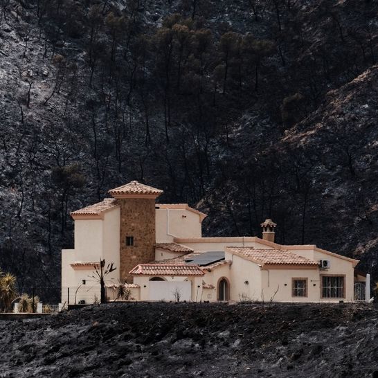 Δύο Βρετανοί τουρίστες με σοβαρά εγκαύματα διασώθηκαν από φονικές πυρκαγιές στην Αλμερία της Ισπανίας