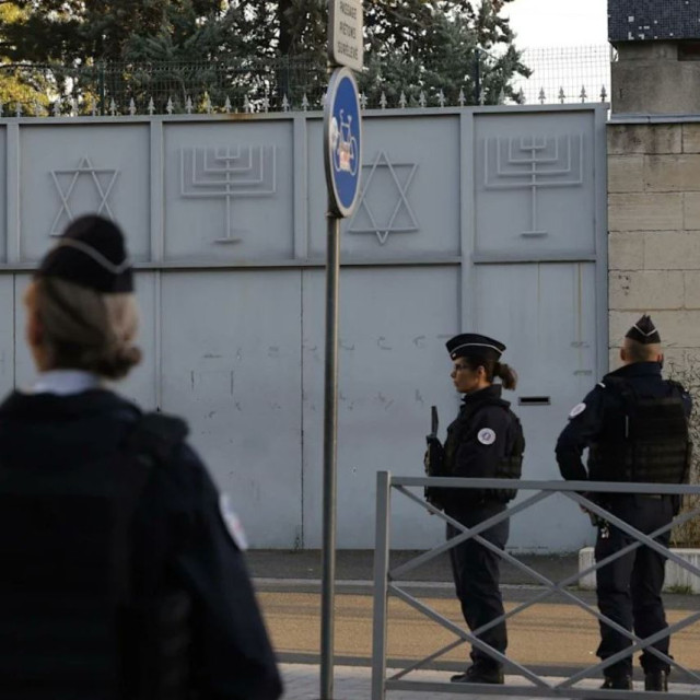 Συναγερμός στο Παρίσι: Απομακρύνθηκαν 300 άνθρωποι λόγω ύποπτου οχήματος κοντά σε συναγωγή