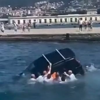Ιταλία: Ηρωική διάσωση από στρατιωτικούς - Βούτηξαν στη θάλασσα και απεγκλώβισαν οδηγό - Βίντεο