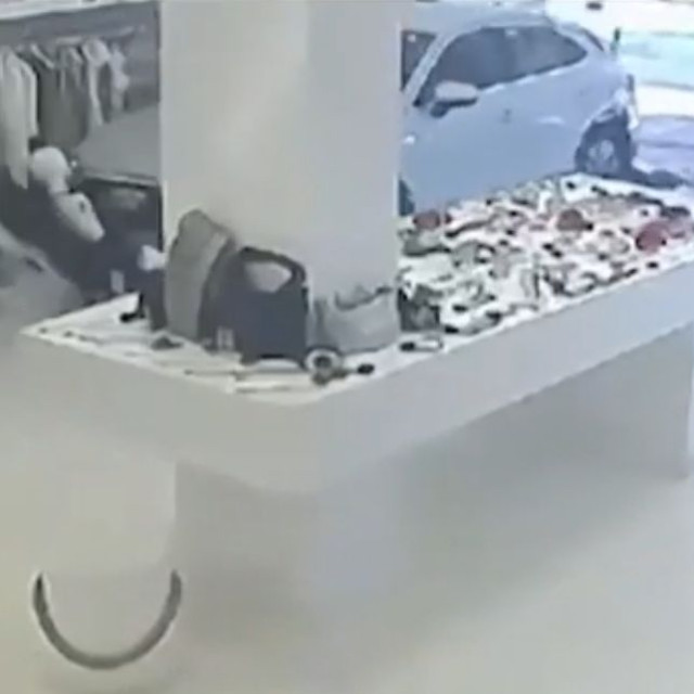 Νέο βίντεο: Η στιγμή που το SUV εισβάλλει στο κατάστημα ρούχων στα Βριλήσσια