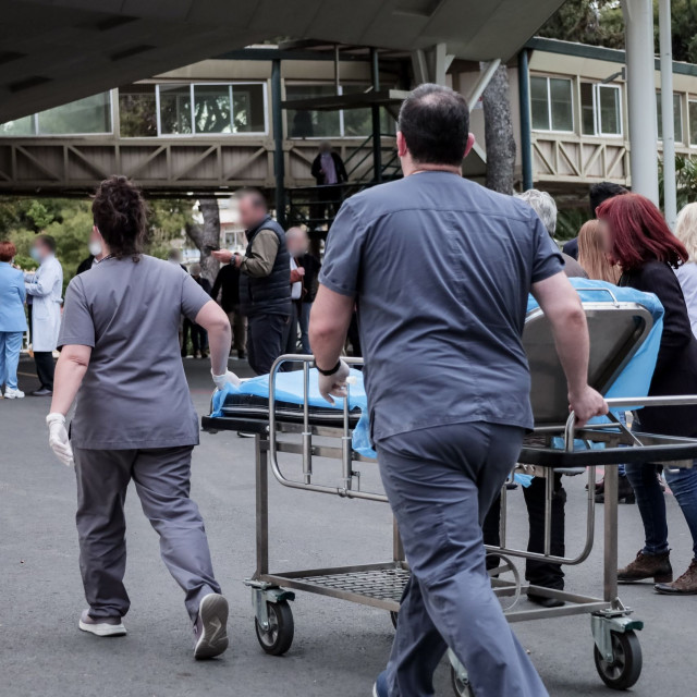 «Περνάω την πόρτα των επειγόντων 16.19, ενώ το βραχιολάκι εξεδόθη 16.03»: Ανάρτηση ασθενούς για ΤΕΠ