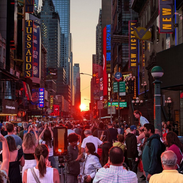 Manhattanhenge: Χιλιάδες συγκεντρώθηκαν για να δουν το εντυπωσιακό ηλιοβασίλεμα στο Μανχάταν