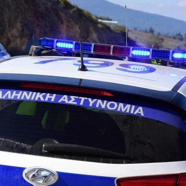 Πέτραλωνα: Συνελήφθησαν τρεις νεαροί για ληστεία με απειλή σπασμένου μπουκαλιού
