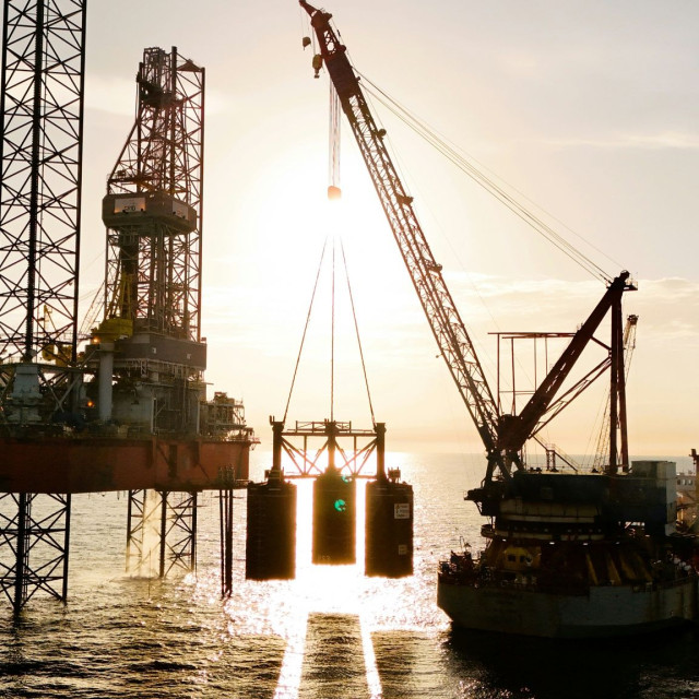Πετρέλαιο: Εκτοξεύθηκε η τιμή του Brent μετά τις ανακοινώσεις Τραμπ - Έκλεισε στα 83,30 δολάρια