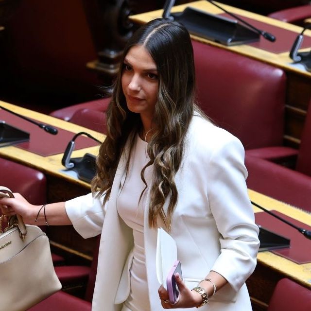 Μυρτώ Κοροβέση: Ορκίστηκε η νεότερη βουλευτής του ελληνικού κοινοβουλίου