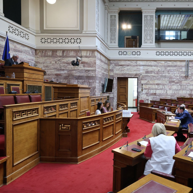 Συνταγματική αναθεώρηση: Ναι από τη ΝΔ, «παρών» σε 15 άρθρα από ΠΑΣΟΚ