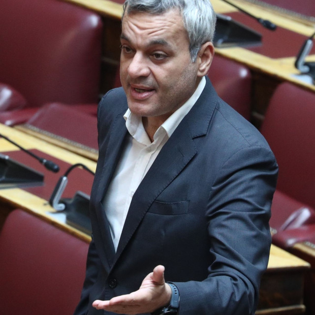 Ξεκίνησε με Μαμουλάκη ο πρώτος γύρος παραιτήσεων των ανεξάρτητων