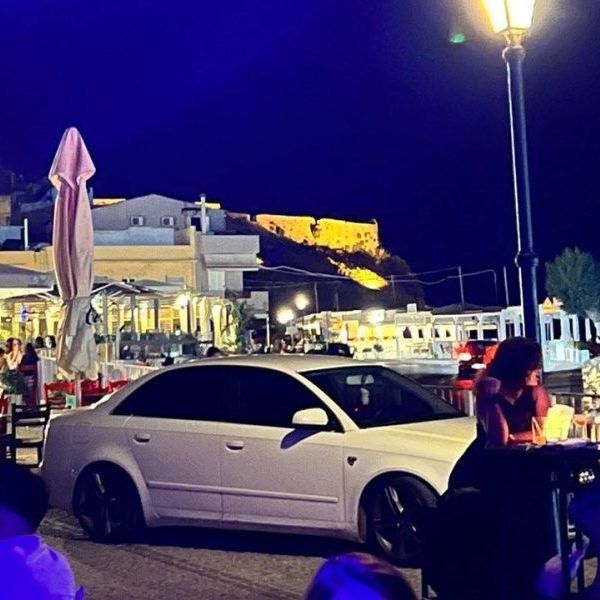 Ρέθυμνο: Πάρκαρε το αυτοκίνητό του πάνω στον πεζόδρομο, δίπλα στα τραπέζια