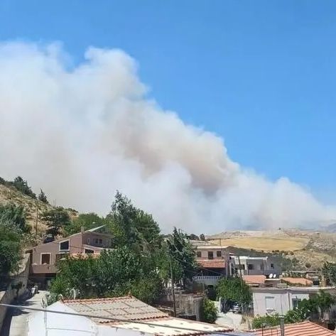 Φωτιά στο Ηράκλειο: Μήνυμα 112 για εκκένωση στο Μελιδοχώρι - Ισχυροί άνεμοι στο σημείο