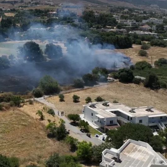 Φωτιά τώρα στην Κω: Η πυρκαγιά είναι κοντά σε σπίτια - Επιχειρούν επίγειες δυνάμεις