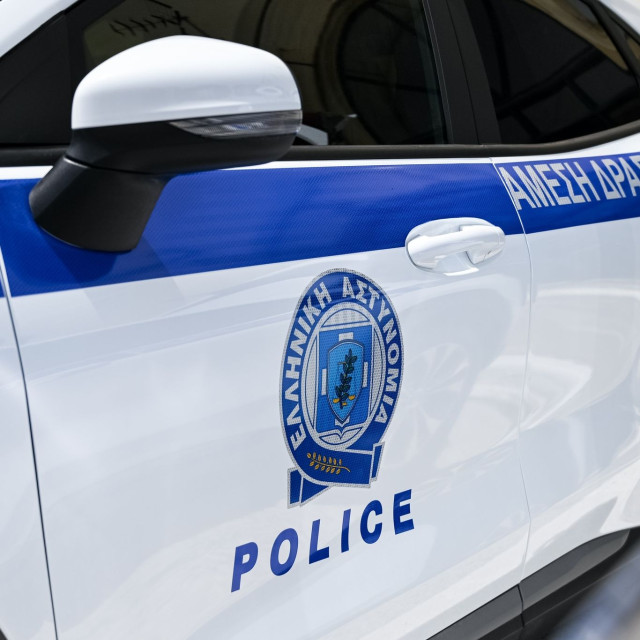 Θεσσαλονίκη: Άνδρας με ψυχιατρικά προβλήματα έσπασε δύο περιπολικά - Μεταφέρθηκε στο «Παπαγεωργίου»