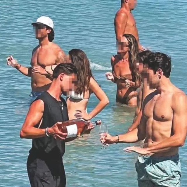 Εργασιακός μεσαίωνας στην Πάρο: Σερβιτόροι εκτελούν χρέη... οινοχόων μέσα στη θάλασσα