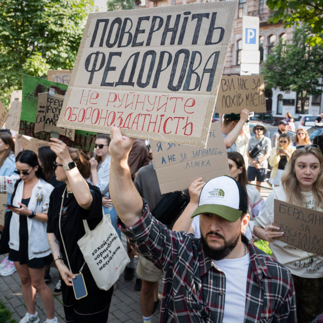 Πολιτικός «εμφύλιος» στην Ουκρανία: Ο Ζελένσκι καρατόμησε τον δημοφιλή υπουργό Άμυνας Φεντόροφ