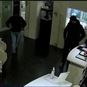 Η στιγμή που κοσμηματοπώλης στην Ιταλία πυροβολεί και σκοτώνει δύο ληστές