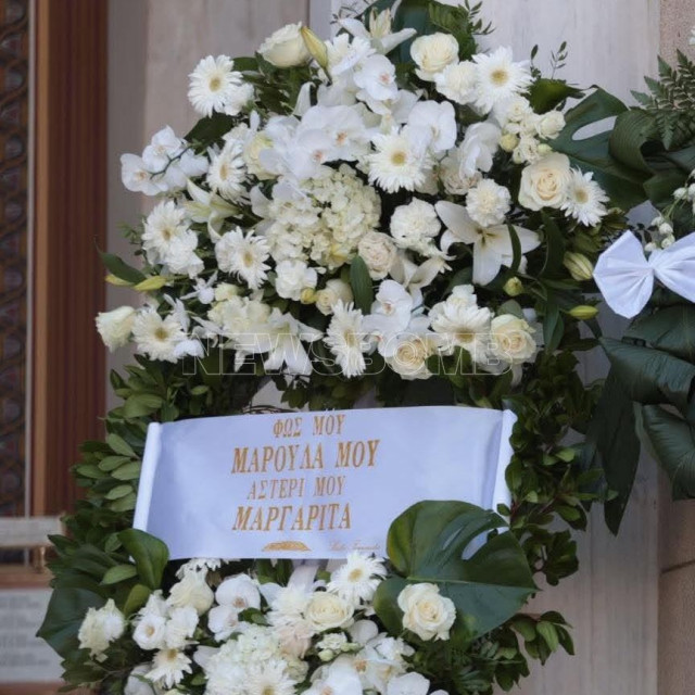 Μάρω Κοντού: Πλήθος κόσμου στη Μητρόπολη για το τελευταίο «αντίο» στην κύρια «Κοκοβίκου»