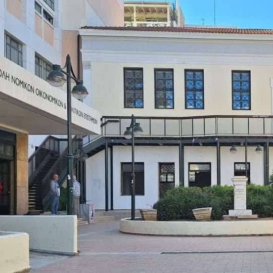 Νομική Σχολή: Σοβαρό ατύχημα στο γκαράζ - Αυτοκίνητο έπεσε στο κενό