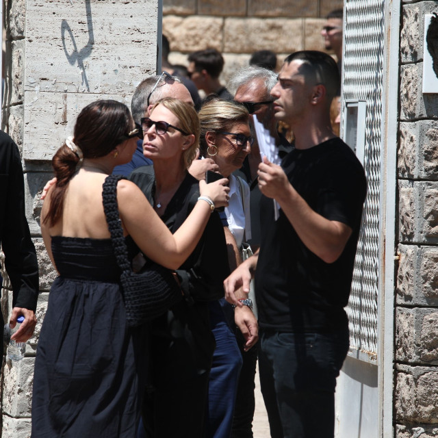 Καριέρε - Συγκλονιστικός επικήδειος του γιου του: «Είχες υποσχεθεί ότι θα κακομάθεις τα εγγόνια σου»