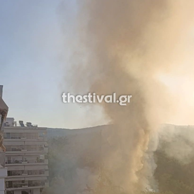 Συναγερμός για φωτιά σε μονοκατοικία στην Άνω Τούμπα - Σώθηκε ένας ηλικιωμένος από την πυροσβεστική 